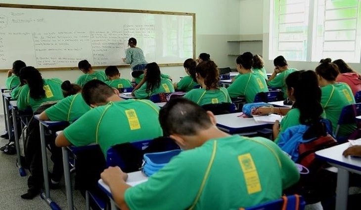 Turma da CIA estudando em sala de aula com acompanhamento de uma professora